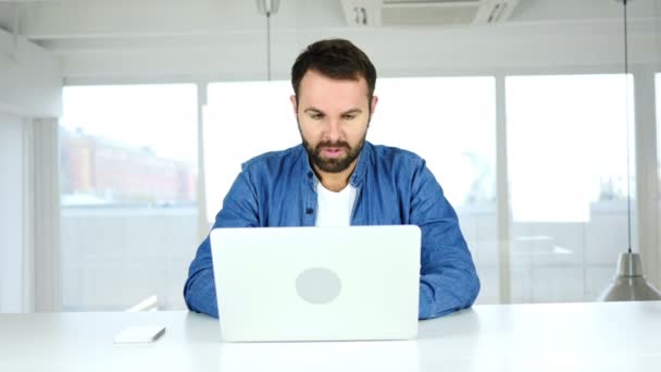 Homme bouleversé Réaction à l'échec, grande perte d'entreprise — Video