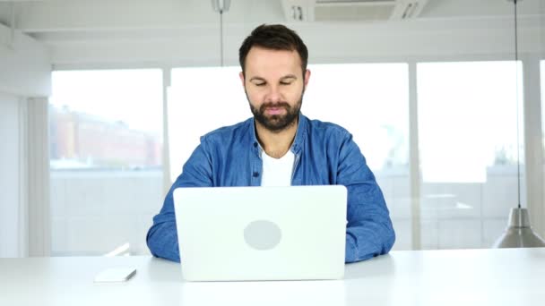 Pouces levées par l'homme assis au bureau, regardant la caméra — Video