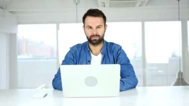 Zafer, başarılı adam onun mali Acievement tepki