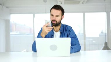 Smartphone tartışma, adam cep çağrı yanıtlanıyor