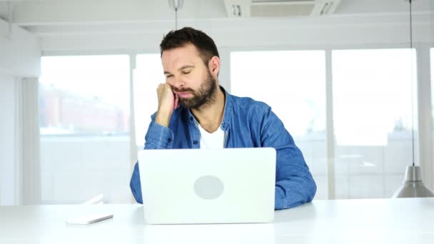 Hombre de la barba durmiente necesita vacaciones, cansado en el trabajo — Vídeo de stock