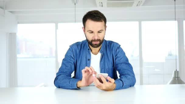 Man Using Smartphone, Text Messaging, Browsing — Stock Video