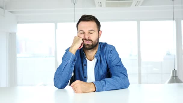 Spící muž vousy, chrápání, unaveni z práce — Stock video