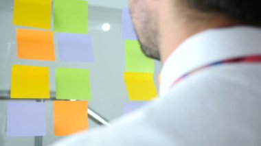 Yapışkan notlar ofis, arkadan görünüm camının bağlı çalışan adam