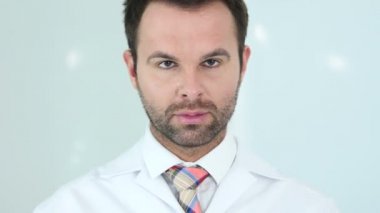 Doktor stetoskop kulaklarında giyen klinik oturan