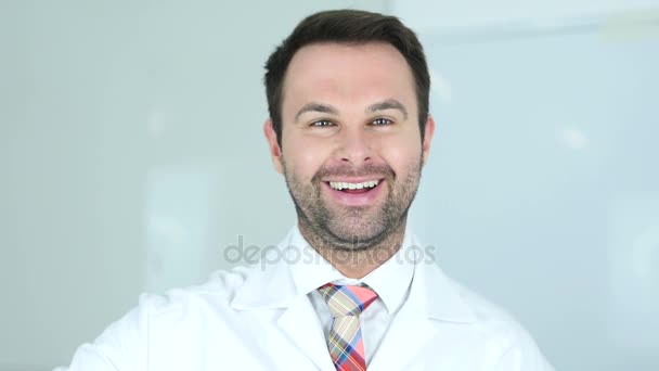 Portret thumbs Up przez lekarza w klinice — Wideo stockowe