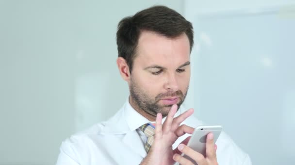 Doctor Browsing Online on Phone in Hospital, Redhead — Stock Video