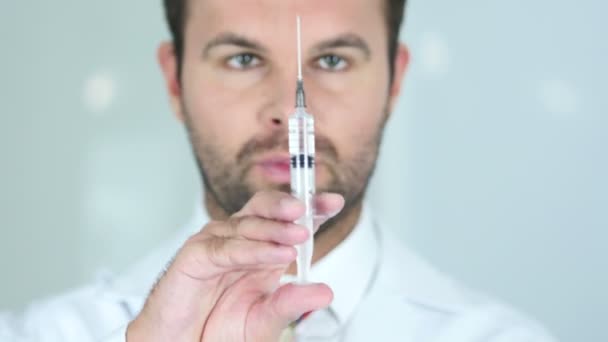 Holding Injection, Close Up of Doctor in Mask Ready to inject — Stock Video