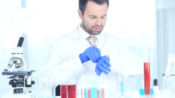 Ученый, доктор, надевающий перчатки в руки перед началом работы — стоковое видео