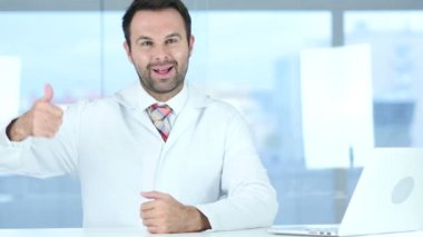 Başparmak yukarıya klinikte oturan doktor tarafından