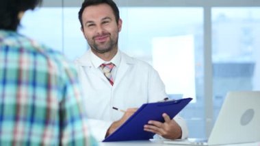 Doktor hasta tartışırken sağlık sorunu ile konuşmak