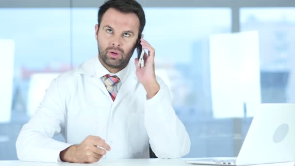 Médico conversando por telefone com paciente em hospital — Vídeo de Stock