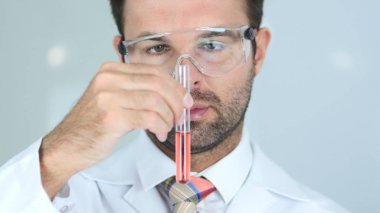 Kırmızı kimyasal çözüm Test tüpü içinde eğitim bilim adamı yakın çekim