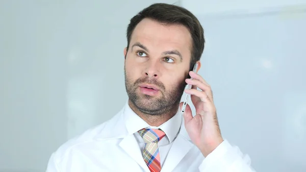 Doutor falando ao telefone no hospital, ruiva — Fotografia de Stock