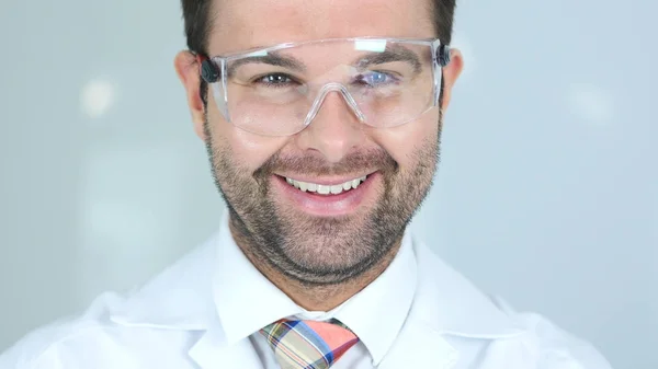 Close Up van glimlachen arts kijken Camera, tevreden — Stockfoto
