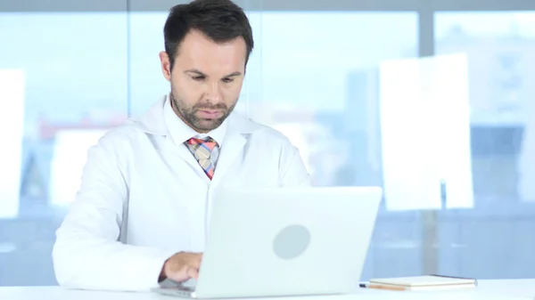 Dokter typen verslag op Laptop in ziekenhuis — Stockfoto