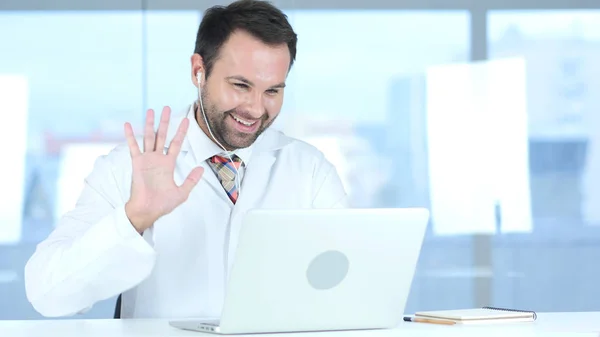 Arts in gesprek met de patiënt, Online Video Chat op Laptop — Stockfoto