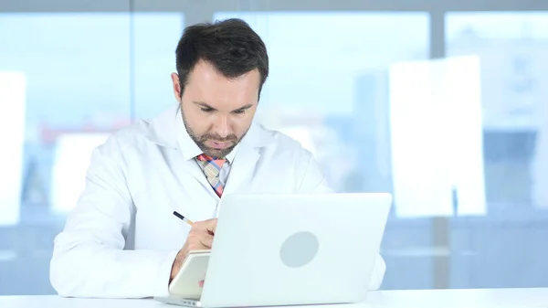 Medico Redazione di rapporti medici di paziente in clinica — Foto Stock