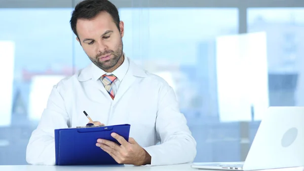 Dokter schrijven diagnose en medische rapporten van patiënt — Stockfoto