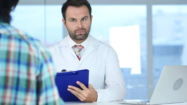 Medico Parlare con il paziente di cattive notizie sulla salute, reazione del paziente — Foto Stock