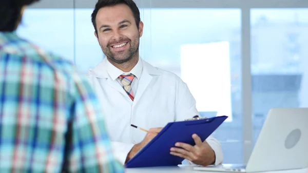 Medico Parlare con il paziente di buone notizie sulla salute, reazione del paziente — Foto Stock