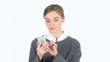 Genç kadın iş, beyaz arka plan Smartphone kullanarak