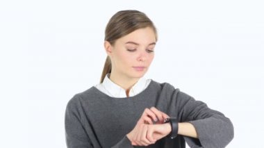 Smartwatch tarama, beyaz arka planı için kullanan kadın