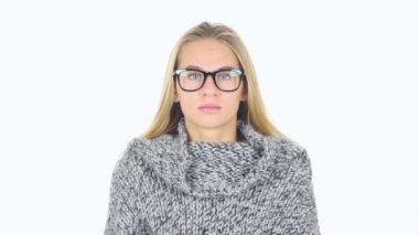 Üzgün üzgün genç kız, beyaz arka plan portresi