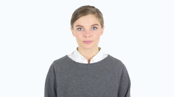 Retrato de una joven sonriente, fondo blanco — Vídeo de stock