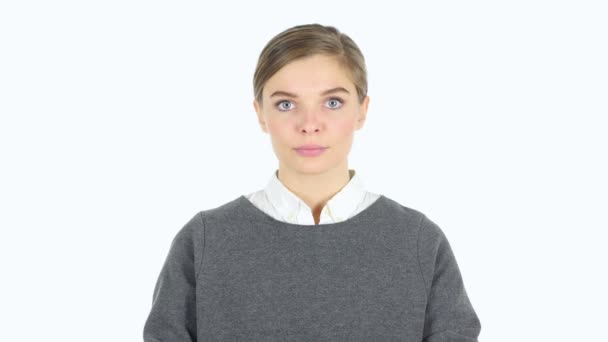Портрет мыслящей молодой женщины, белый фон — стоковое видео