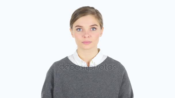 Młoda kobieta ziewanie w pracy, białe tło — Wideo stockowe