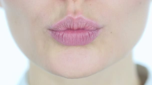 Genç kız, uçan öpücük dudakları beyaz arka plan — Stok video