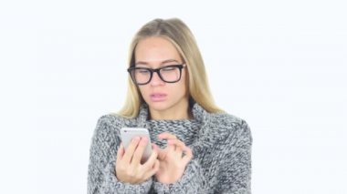 Genç kadın iş, beyaz arka plan Smartphone kullanarak