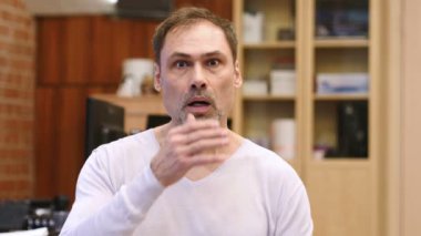 Şok, orta yaş erkek Office için felaket