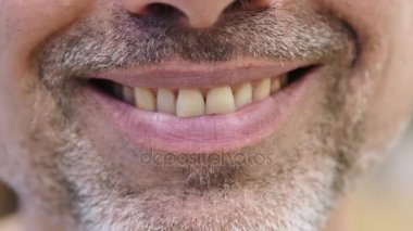Orta yaş adamın gülümseyen yakın çekim