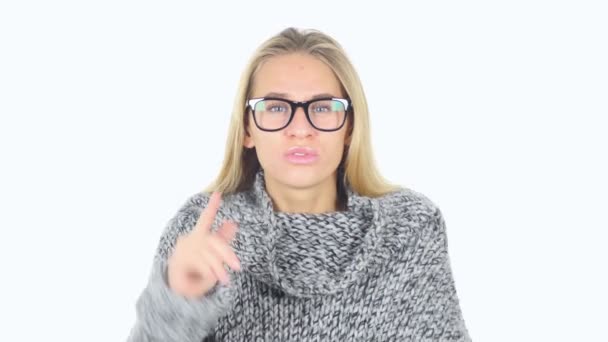 Chica joven enojada gritando a la cámara en la oficina, fondo blanco — Vídeo de stock