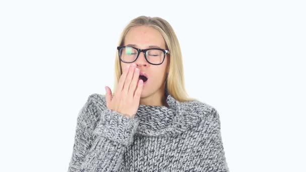 Mujer joven cansada bostezando en el trabajo, fondo blanco — Vídeo de stock
