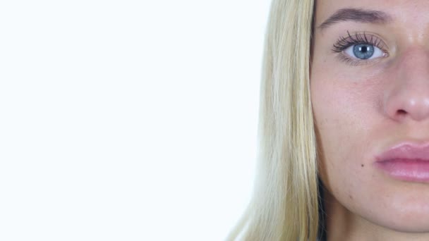 Gros plan sur Demi-fille visage, fond blanc — Video