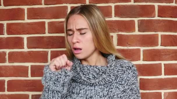 Nemocný mladá dívka s kašel, kašel, v podkroví úřadu — Stock video