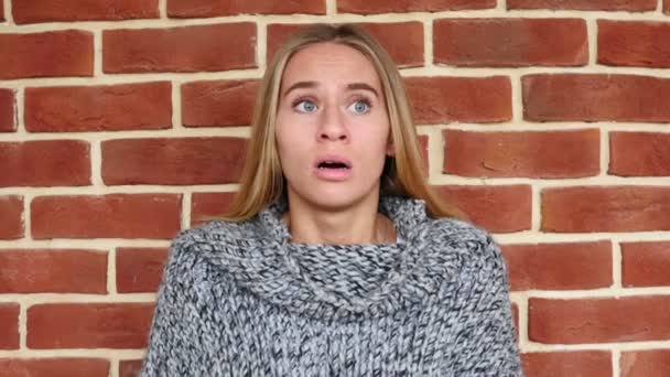 Испуганная и запуганная женщина в шоке в лофт-офисе — стоковое видео