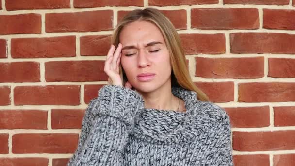 Dor de cabeça, jovem tensa perturbada, no escritório de Loft — Vídeo de Stock