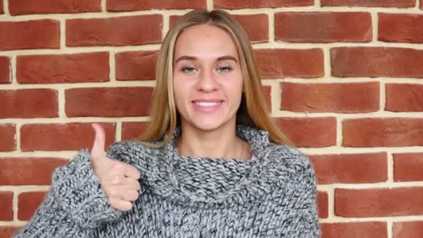 로프트 사무실에 젊은 여자에 의해 엄지손가락 — 비디오