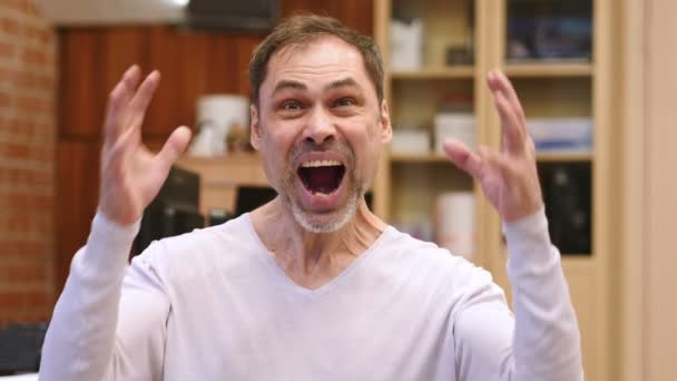 Portret van schreeuwen boos midden leeftijd Man in kantoor — Stockvideo
