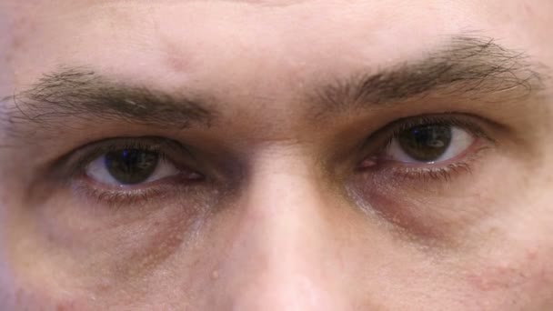 Close Up van middelbare leeftijd Man knipperende ogen — Stockvideo
