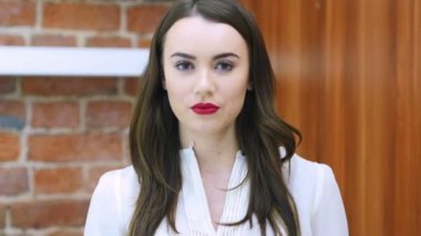 Katılıyorum, Evet genç kız tarafından kırmızı dudaklar için başını sallayarak