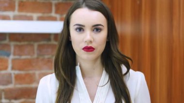 Şok ve sürpriz heyecanlı genç kız, kırmızı dudaklar