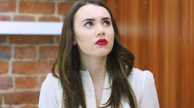 Korkmuş ve kafası karışmış korkmuş kadın portre, kırmızı dudaklar