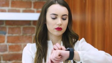 Smartwatch tarama, kırmızı dudaklar için kullanan kadın