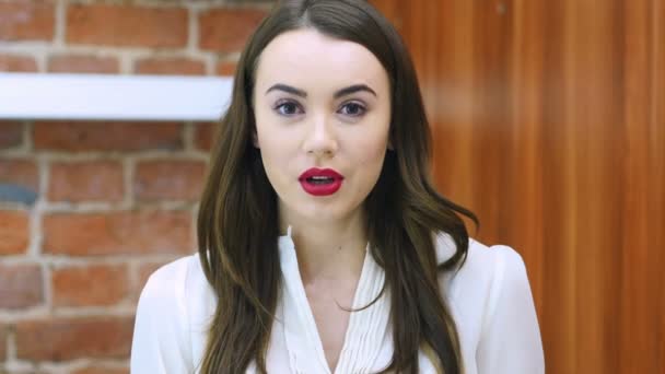 Incroyable, Surpris Jeune fille excitée, lèvres rouges — Video