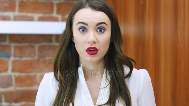 Skrek arg ung kvinna i hennes kontor, röda läppar — Stockvideo